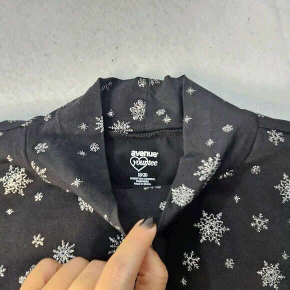 AVENUE your Tee Sz 18/20 NWT Black Turtleneck W/ Silver Sparkle Snowflakes - Picture 6 of 6